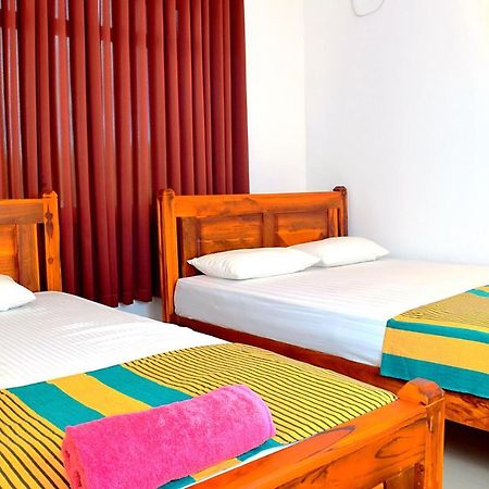 Saffron Guest Inn Полонарува Екстериор снимка