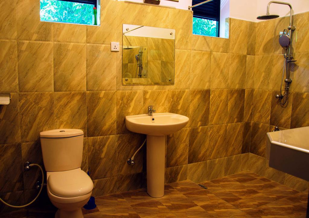 Saffron Guest Inn Полонарува Екстериор снимка