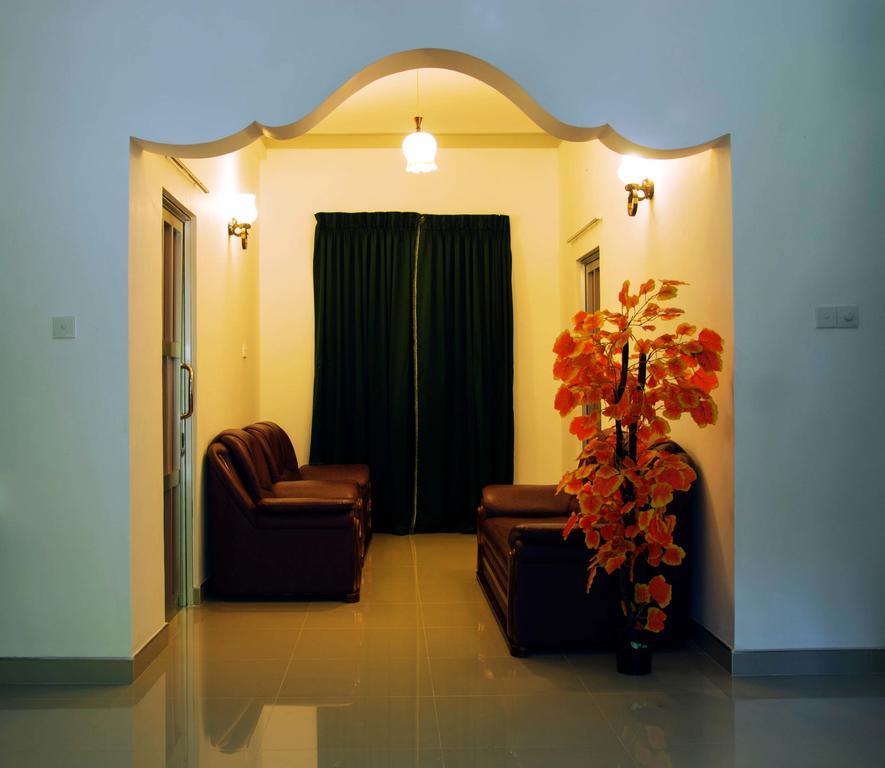 Saffron Guest Inn Полонарува Екстериор снимка