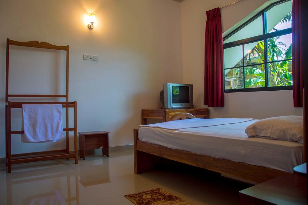 Saffron Guest Inn Полонарува Екстериор снимка